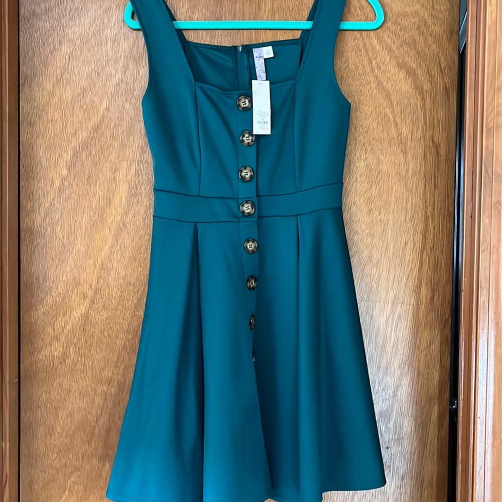 alya square low-cut neckline, flare hem line
